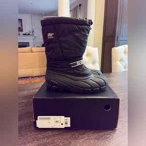 Boys or Girls size 6 like new Sorel winter boots.